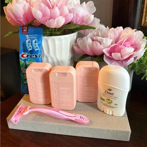 Monday Mini Shampoo + Conditioner + Body Wash Gift Set - Picture 4 of 7